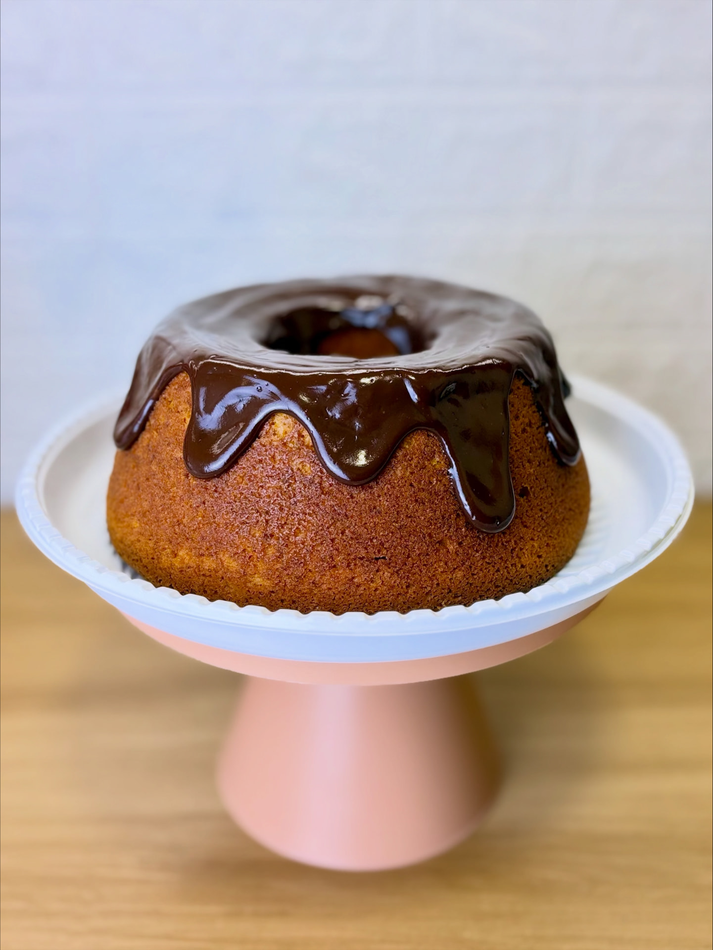 Bolo de laranja com calda de chocolate